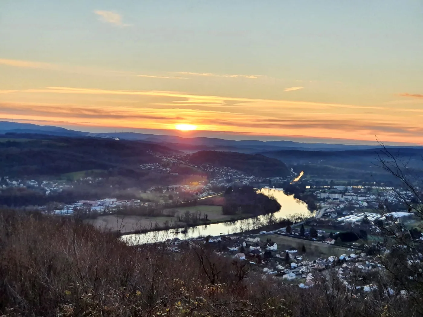 Vue de Bavans depuis les hauteurs au coucher du soleil